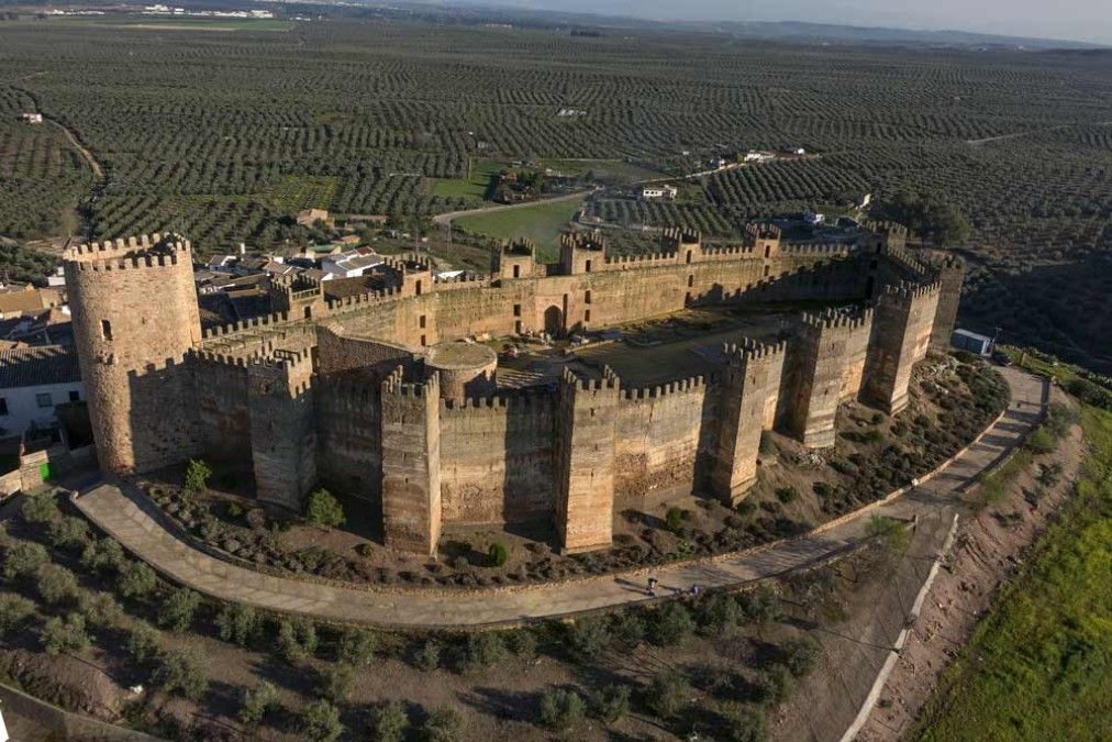 Vista aérea del Castillo de Burgalimar en Baños de la Encina, rodeado de olivares